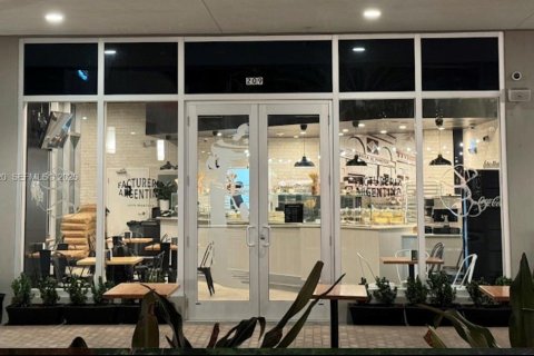 Commercial property in Doral, Florida № 1989517 - photo 11