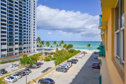 Copropriété à louer à Hollywood, Floride: 1 chambre, 77.57 m2 № 1833827 - photo 1