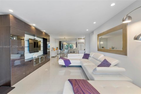 Снять в аренду кондоминиум в Форт-Лодердейл, Флорида 2 спальни, 111.48м2, № 2004365 - фото 3