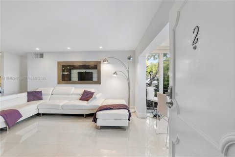 Снять в аренду кондоминиум в Форт-Лодердейл, Флорида 2 спальни, 111.48м2, № 2004365 - фото 2