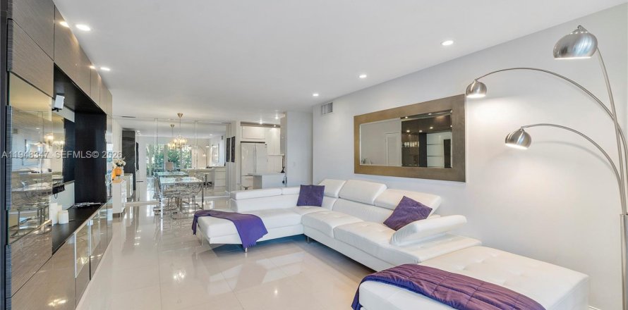 Кондоминиум с 2 спальнями в Форт-Лодердейл, Флорида № 2004365