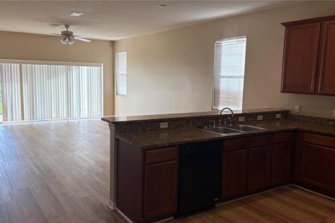 House in Tampa, Florida 4 bedrooms, 200.2 sq.m. № 1787836 - photo 4