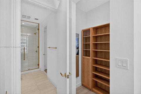 Condo in Miami, Florida, 2 bedrooms  № 1953521 - photo 21