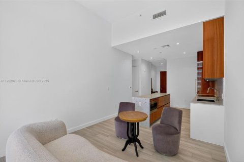 Condo in Miami, Florida, 2 bedrooms  № 1953521 - photo 9