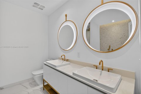 Condo in Miami, Florida, 2 bedrooms  № 1953521 - photo 13