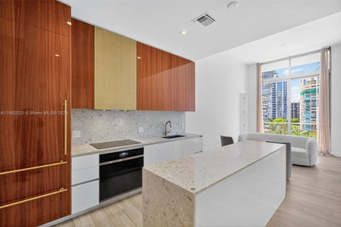 Condo in Miami, Florida, 2 bedrooms  № 1953521 - photo 1