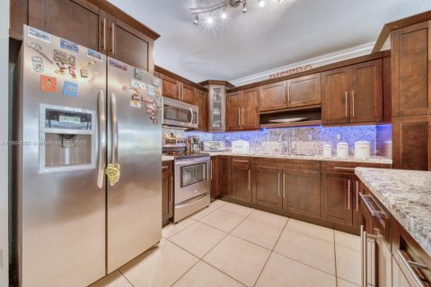 House in Miami, Florida 3 bedrooms, 142.98 sq.m. № 1892554 - photo 12