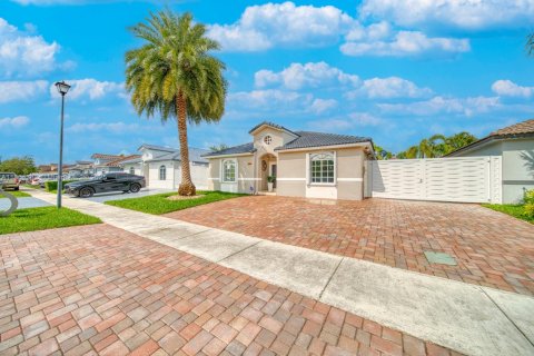 House in Miami, Florida 3 bedrooms, 142.98 sq.m. № 1892554 - photo 4