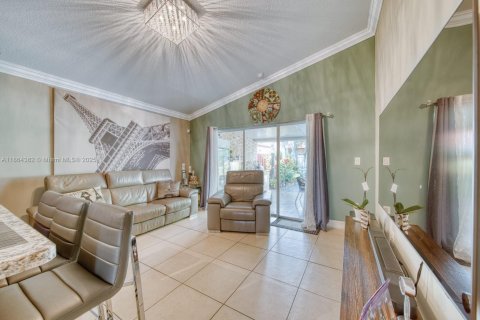 House in Miami, Florida 3 bedrooms, 142.98 sq.m. № 1892554 - photo 17