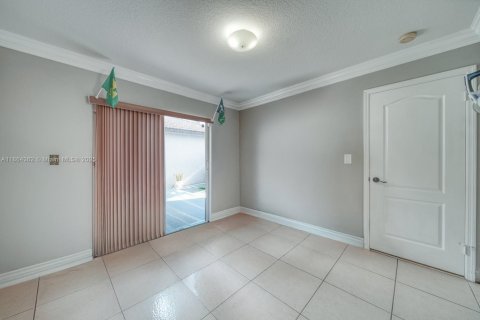 House in Miami, Florida 3 bedrooms, 142.98 sq.m. № 1892554 - photo 24