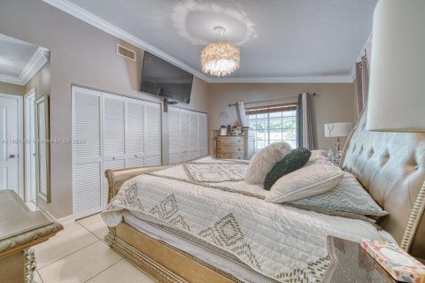 House in Miami, Florida 3 bedrooms, 142.98 sq.m. № 1892554 - photo 18