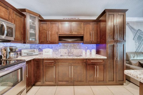 House in Miami, Florida 3 bedrooms, 142.98 sq.m. № 1892554 - photo 14