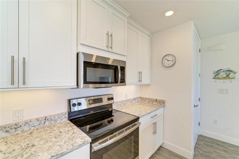 Condo in Bradenton, Florida, 2 bedrooms № 2396273 - photo 24