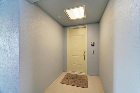 Condo in Bradenton, Florida, 2 bedrooms № 2396273 - photo 9