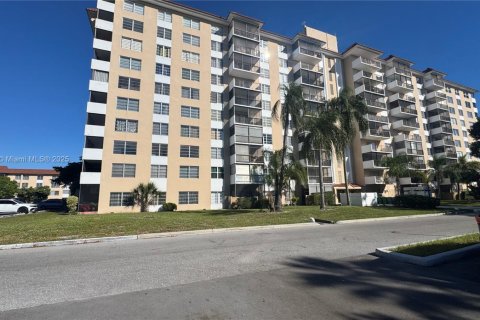 Copropriété à louer à Lauderhill, Floride: 1 chambre, 72.74 m2 № 1971067 - photo 1