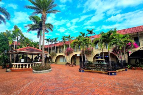 Commercial property in Venice, Florida 65.03 sq.m. № 2214877 - photo 22