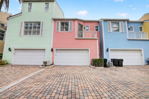 Townhouse in Lighthouse Point, Florida 3 bedrooms, 173.82 sq.m. № 2246595 - photo 28