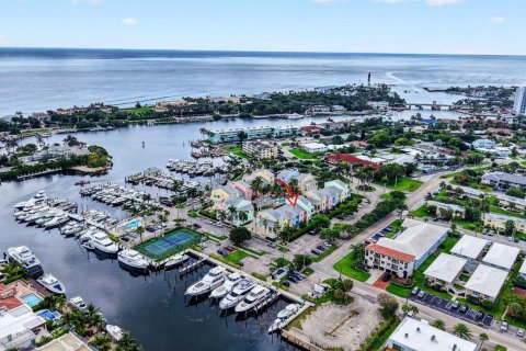 Townhouse in Lighthouse Point, Florida 3 bedrooms, 173.82 sq.m. № 2246595 - photo 3