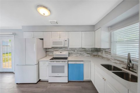 House in Largo, Florida 5 bedrooms, 128.39 sq.m. № 1774980 - photo 10
