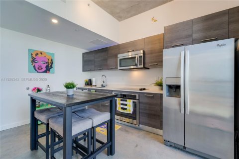 Condo in Miami, Florida, 1 bedroom  № 1990272 - photo 4