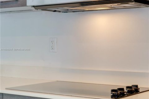 Condo in Miami, Florida, 1 bedroom  № 1990272 - photo 27