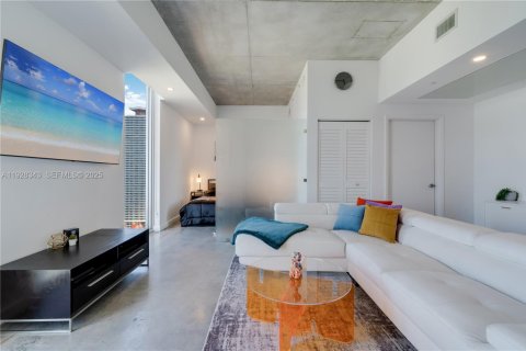 Condo in Miami, Florida, 1 bedroom  № 1990272 - photo 5