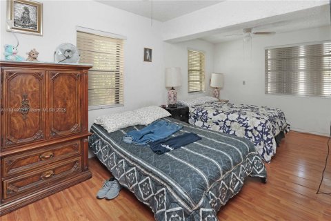 House in Hialeah, Florida 3 bedrooms, 177.63 sq.m. № 1841290 - photo 17