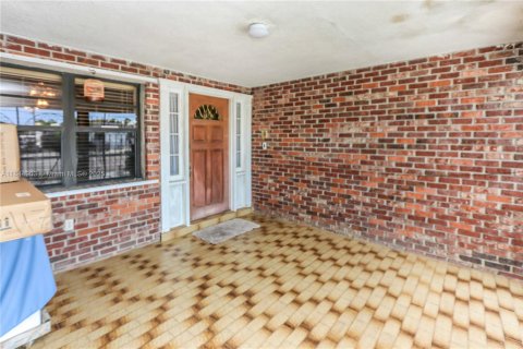 House in Hialeah, Florida 3 bedrooms, 177.63 sq.m. № 1841290 - photo 6