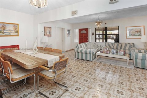 House in Hialeah, Florida 3 bedrooms, 177.63 sq.m. № 1841290 - photo 9