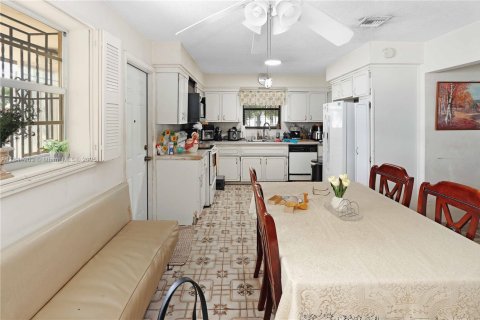 House in Hialeah, Florida 3 bedrooms, 177.63 sq.m. № 1841290 - photo 21