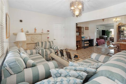 House in Hialeah, Florida 3 bedrooms, 177.63 sq.m. № 1841290 - photo 7