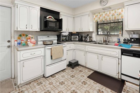 House in Hialeah, Florida 3 bedrooms, 177.63 sq.m. № 1841290 - photo 19
