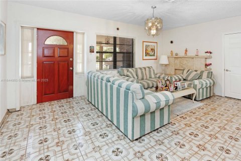 House in Hialeah, Florida 3 bedrooms, 177.63 sq.m. № 1841290 - photo 8
