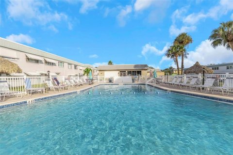 Condo in Saint Petersburg, Florida, 2 bedrooms  № 2211981 - photo 16