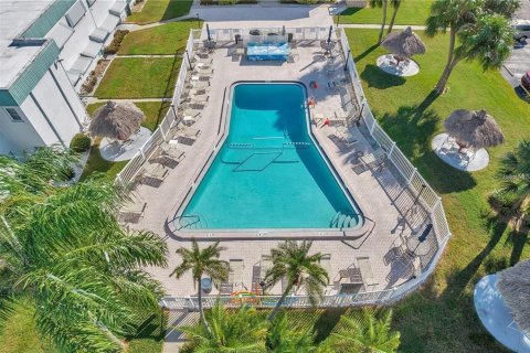 Condo in Saint Petersburg, Florida, 2 bedrooms  № 2211981 - photo 13