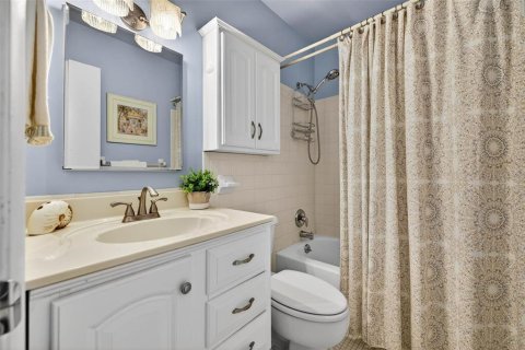Condo in Saint Petersburg, Florida, 2 bedrooms  № 2211981 - photo 11