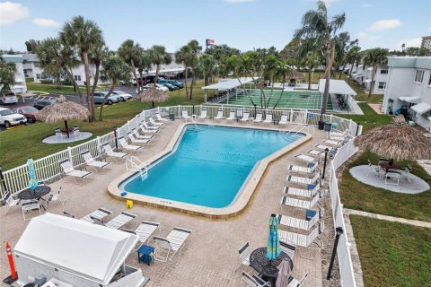 Condo in Saint Petersburg, Florida, 2 bedrooms  № 2211981 - photo 14