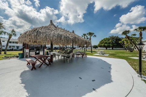 Condo in Saint Petersburg, Florida, 2 bedrooms  № 2211981 - photo 17