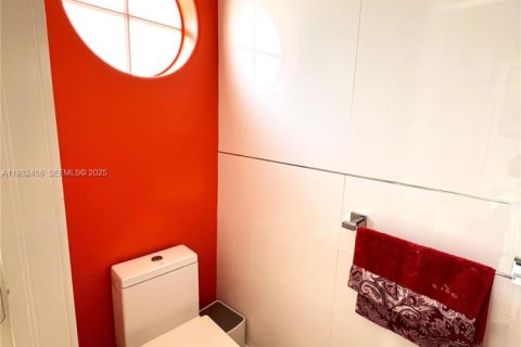 Снять в аренду таунхаус в Дорал, Флорида 3 спальни, 150.32м2, № 1991558 - фото 3