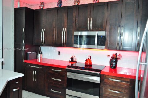 Снять в аренду таунхаус в Дорал, Флорида 3 спальни, 150.32м2, № 1991558 - фото 4