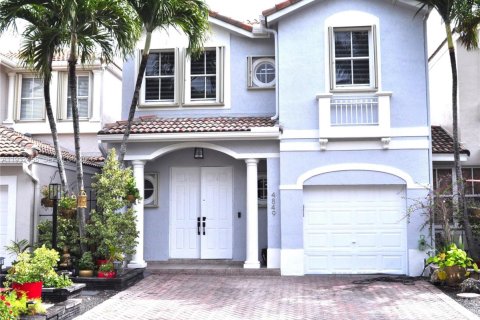 Снять в аренду таунхаус в Дорал, Флорида 3 спальни, 150.32м2, № 1991558 - фото 1