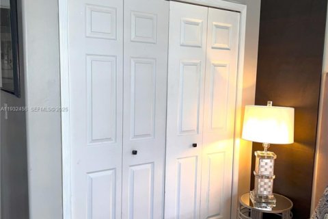 Снять в аренду таунхаус в Дорал, Флорида 3 спальни, 150.32м2, № 1991558 - фото 18