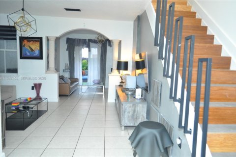 Снять в аренду таунхаус в Дорал, Флорида 3 спальни, 150.32м2, № 1991558 - фото 28