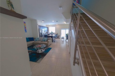 Casa en venta en Hialeah, Florida, 3 dormitorios, 123.75 m2 № 1860609 - foto 4