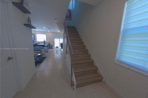 Casa en venta en Hialeah, Florida, 3 dormitorios, 123.75 m2 № 1860609 - foto 3