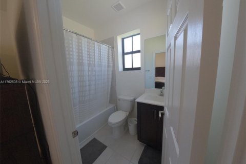 Casa en venta en Hialeah, Florida, 3 dormitorios, 123.75 m2 № 1860609 - foto 25