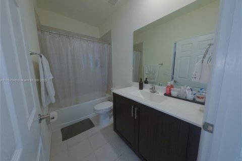 Casa en venta en Hialeah, Florida, 3 dormitorios, 123.75 m2 № 1860609 - foto 15