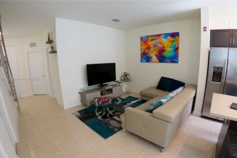 Casa en venta en Hialeah, Florida, 3 dormitorios, 123.75 m2 № 1860609 - foto 11