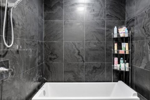 Condominio en alquiler en Miami, Florida, 2 dormitorios, 114.92 m2 № 1945857 - foto 25