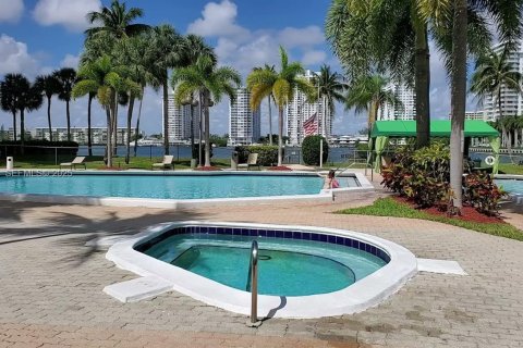 Condominio en alquiler en Aventura, Florida, 1 dormitorio, 85.28 m2 № 1990266 - foto 4